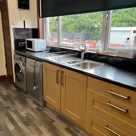 4 Bed Near Airport Semesterbostad Edinburg
