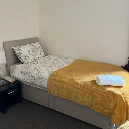 4 Bed Near Airport Semesterbostad
