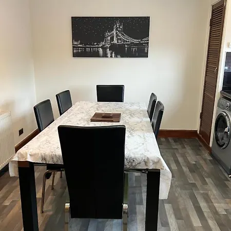 4 Bed Near Airport