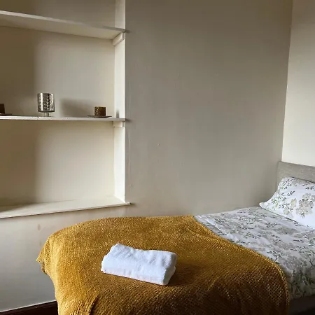 4 Bed Near Airport Semesterbostad *