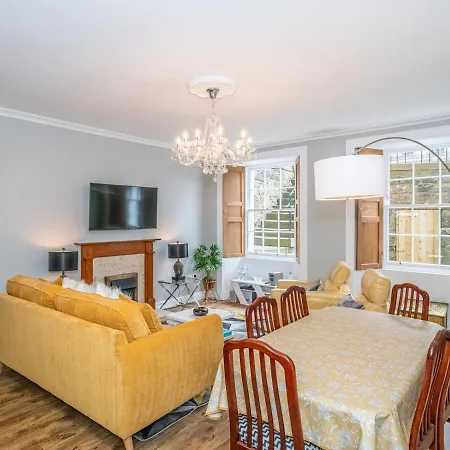 Superb 3beds House In Chic Area Of The Centre - Pass The Keys *