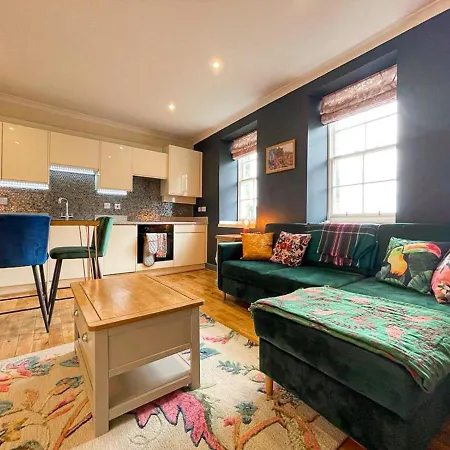 Lively & Energetic 2br On The Royal Mile * 에든버러