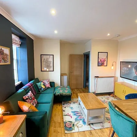 Lively & Energetic 2br On The Royal Mile Edinburgh