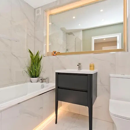 Modern Centre 2 Bedroom 2 Bathroom Apartments, Main Door Ground With Private Parking Apartamento *
