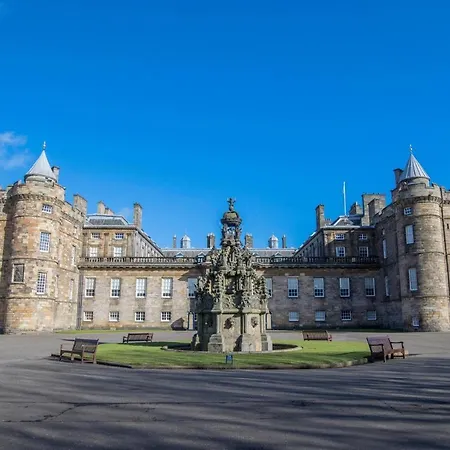 Lovely 3 Bedroom Apartment - Free Parking