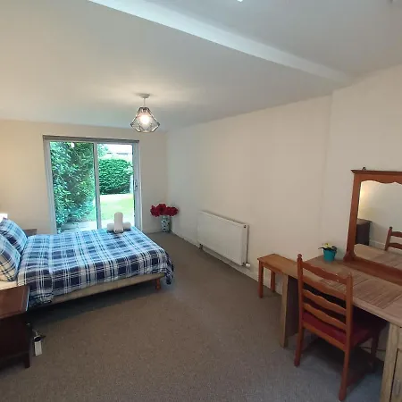 Modern With Free Parking And Private Garden