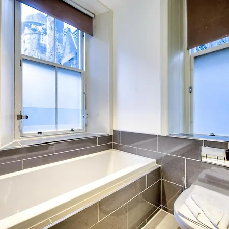 Sumptuous 2br Next To Castle! Lägenhet Edinburg