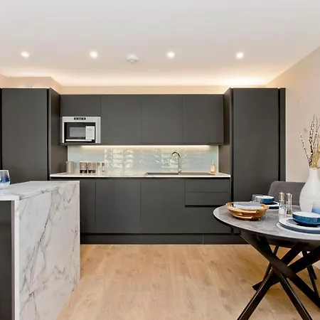 Modern Centre 2 Bedroom 2 Bathroom Apartments, Main Door Ground With Private Parking Apartamento