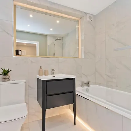 Modern Centre 2 Bedroom 2 Bathroom Apartments, Main Door Ground With Private Parking