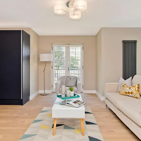 Modern Centre 2 Bedroom 2 Bathroom Apartments, Main Door Ground With Private Parking Apartamento