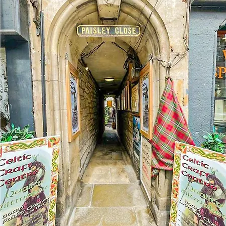 Lively & Energetic 2br On The Royal Mile