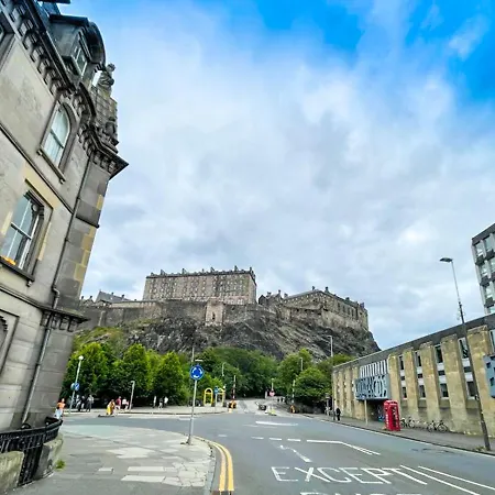 Open Plan 2 Bed Apt, Near Castle *