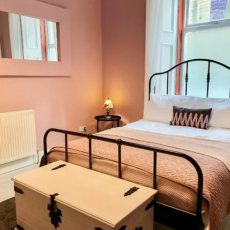 Silver Lining - Brunswick Amazing, Spacious 2 Bedrooms *