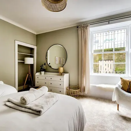 Bright And Airy 3 Bedroom Traditional In Stockbridge אדינבורו