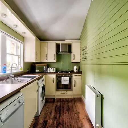 Bright And Airy 3 Bedroom Traditional In Stockbridge * אדינבורו