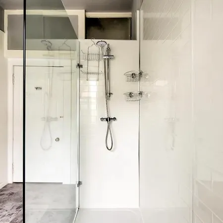 Bright And Airy 3 Bedroom Traditional In Stockbridge אדינבורו