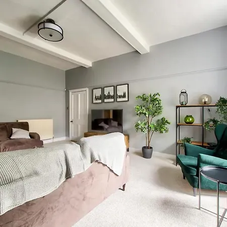 Bright And Airy 3 Bedroom Traditional In Stockbridge *