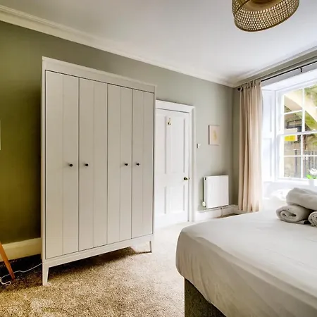 Bright And Airy 3 Bedroom Traditional In Stockbridge * אדינבורו