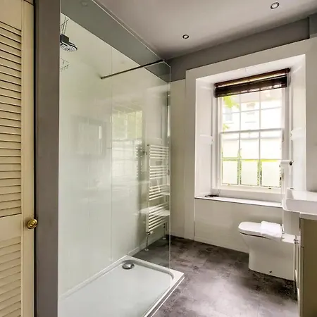 Bright And Airy 3 Bedroom Traditional In Stockbridge