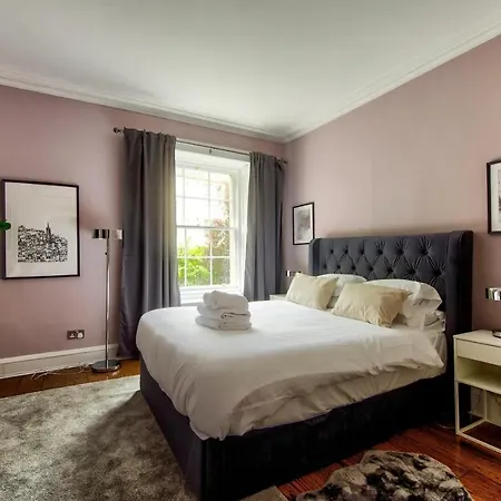 Bright And Airy 3 Bedroom Traditional In Stockbridge אדינבורו
