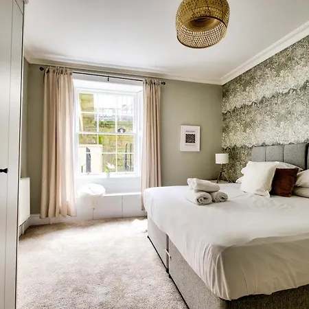 Bright And Airy 3 Bedroom Traditional In Stockbridge *