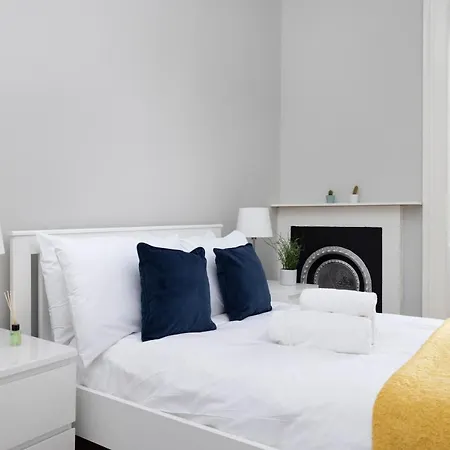 Central Edinburgh 4-Bed Flat By Princes Street Edinburgh