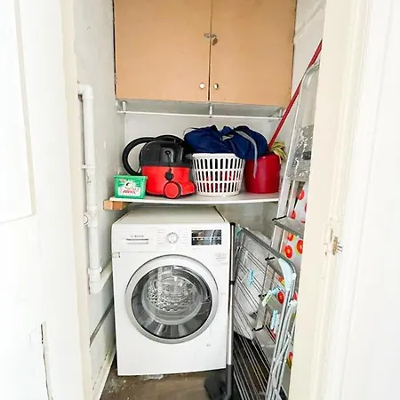 Open Plan 2 Bed Apt, Near Castle Edinburgh