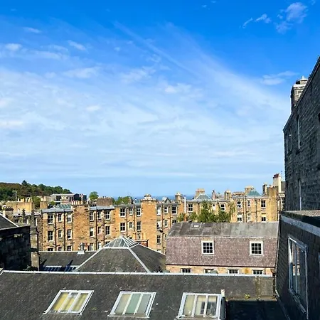 Lively & Energetic 2br On The Royal Mile *