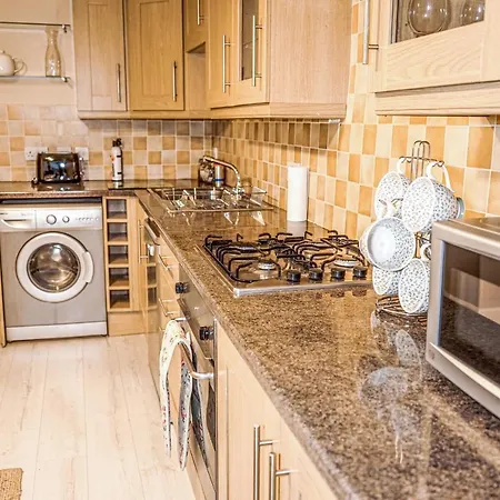 Silver Lining - Brunswick Amazing, Spacious 2 Bedrooms *