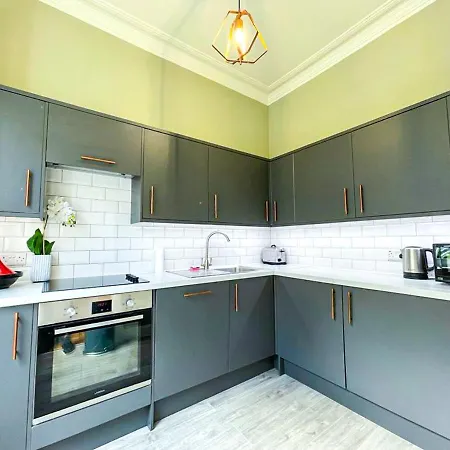 Desirable 2 Bed Near Castle アパート