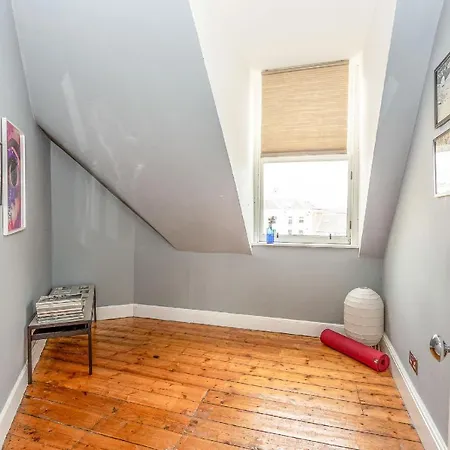 Spacious Edinburgh Apartment By The Shore - Free Street Parking
