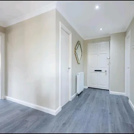 Pleasant 2bed Flat With Holyrood Park View In * Edinburgh