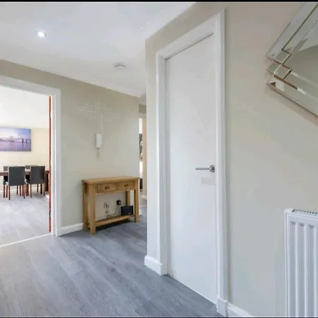 Pleasant 2bed Flat With Holyrood Park View In Apartment