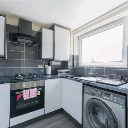 Pleasant 2bed Flat With Holyrood Park View In *