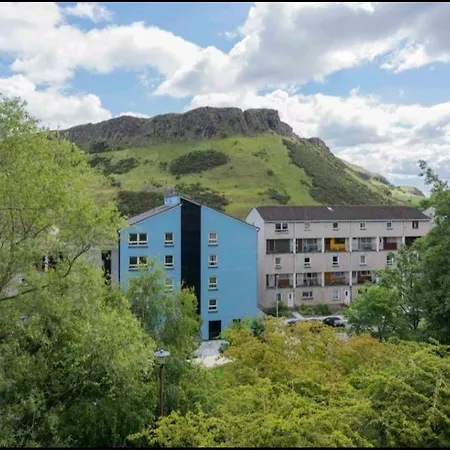 Pleasant 2bed Flat With Holyrood Park View In * Edinburgh