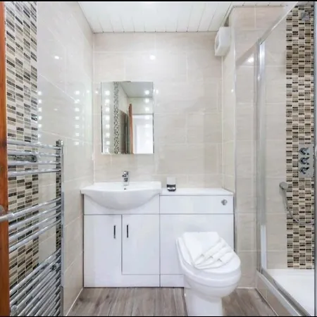 Pleasant 2bed Flat With Holyrood Park View In Apartment