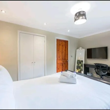Pleasant 2bed Flat With Holyrood Park View In