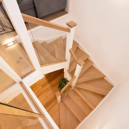 Modern 3-storey 3-bedroom Apartman *