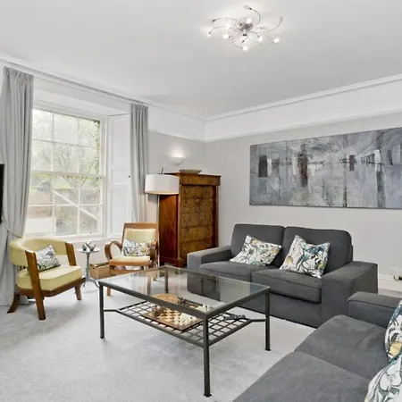 Impressive 2 Bed Apt W/ Private Entrance, New Town *