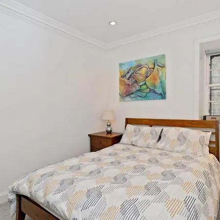 Impressive 2 Bed Apt W/ Private Entrance, New Town Appartamento *