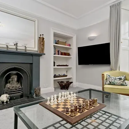 Impressive 2 Bed Apt W/ Private Entrance, New Town * Edimburgo