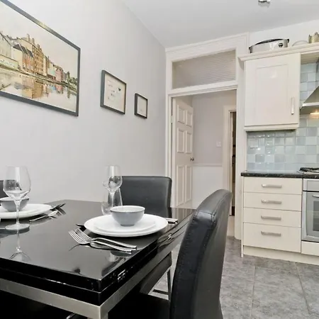 Impressive 2 Bed Apt W/ Private Entrance, New Town Appartamento