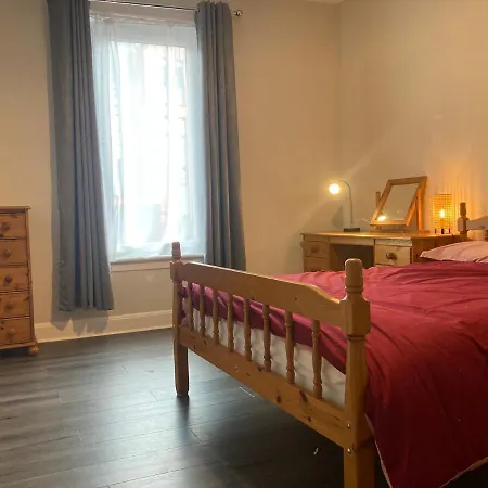 3 Bed West דירה