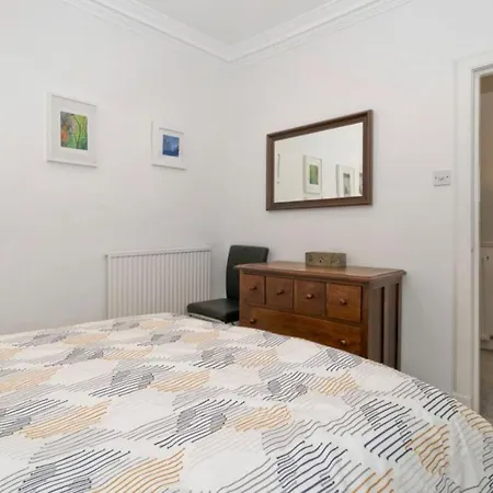 Impressive 2 Bed Apt W/ Private Entrance, New Town Appartamento *