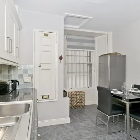 Impressive 2 Bed Apt W/ Private Entrance, New Town Appartamento Edimburgo
