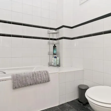 Impressive 2 Bed Apt W/ Private Entrance, New Town Appartamento