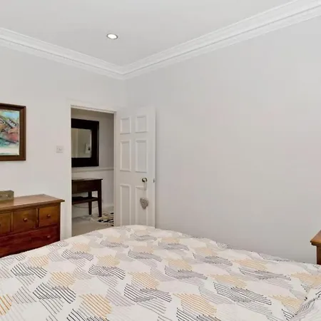 Impressive 2 Bed Apt W/ Private Entrance, New Town *
