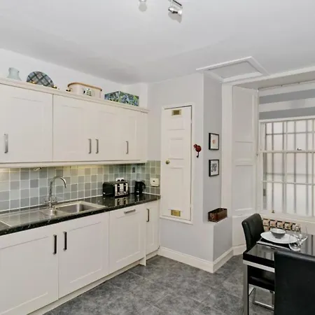 Impressive 2 Bed Apt W/ Private Entrance, New Town Appartement *