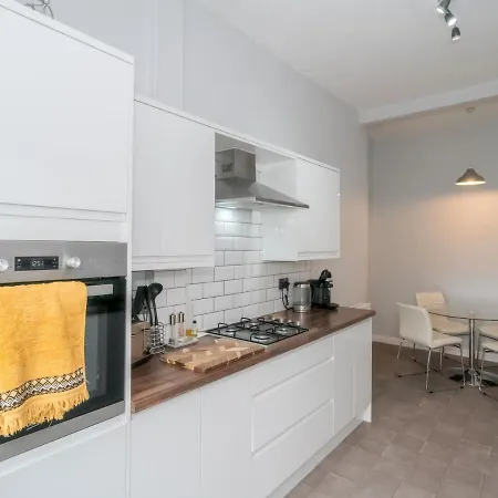 Pass The Keys Renovated And Spacious 2beds Flat In Quiet Area *