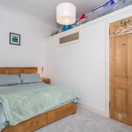 Lägenhet Pass The Keys Renovated 2bed Flat In Quiet Area Near The Meadows